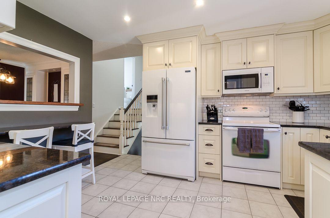 Photo 12 of 7979 Oakridge Drive, Niagara Falls, Mt. Carmel — HOMEH