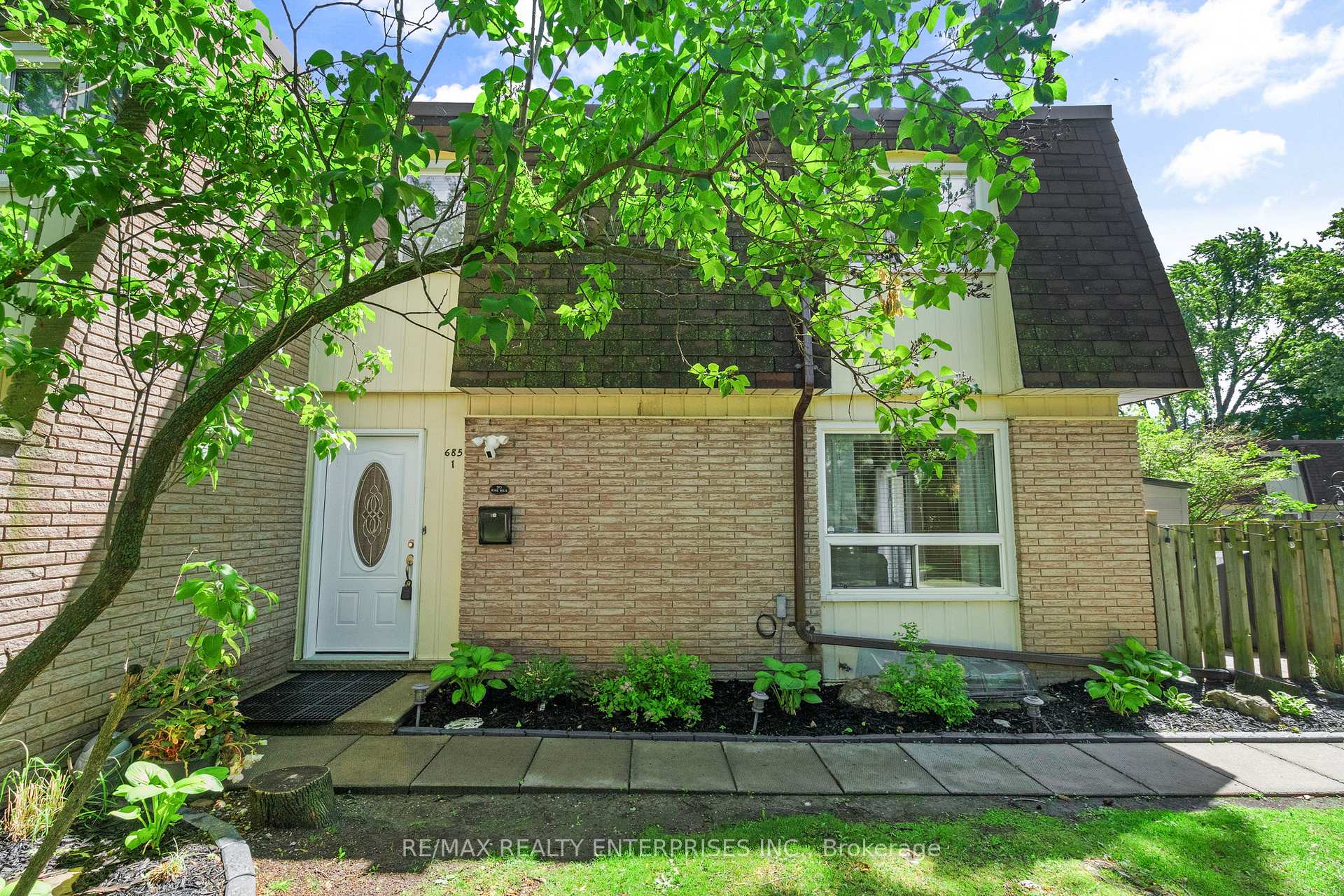 Photo 2 of Unit 1, 685 Francis Road, Burlington, LaSalle — HOMEH