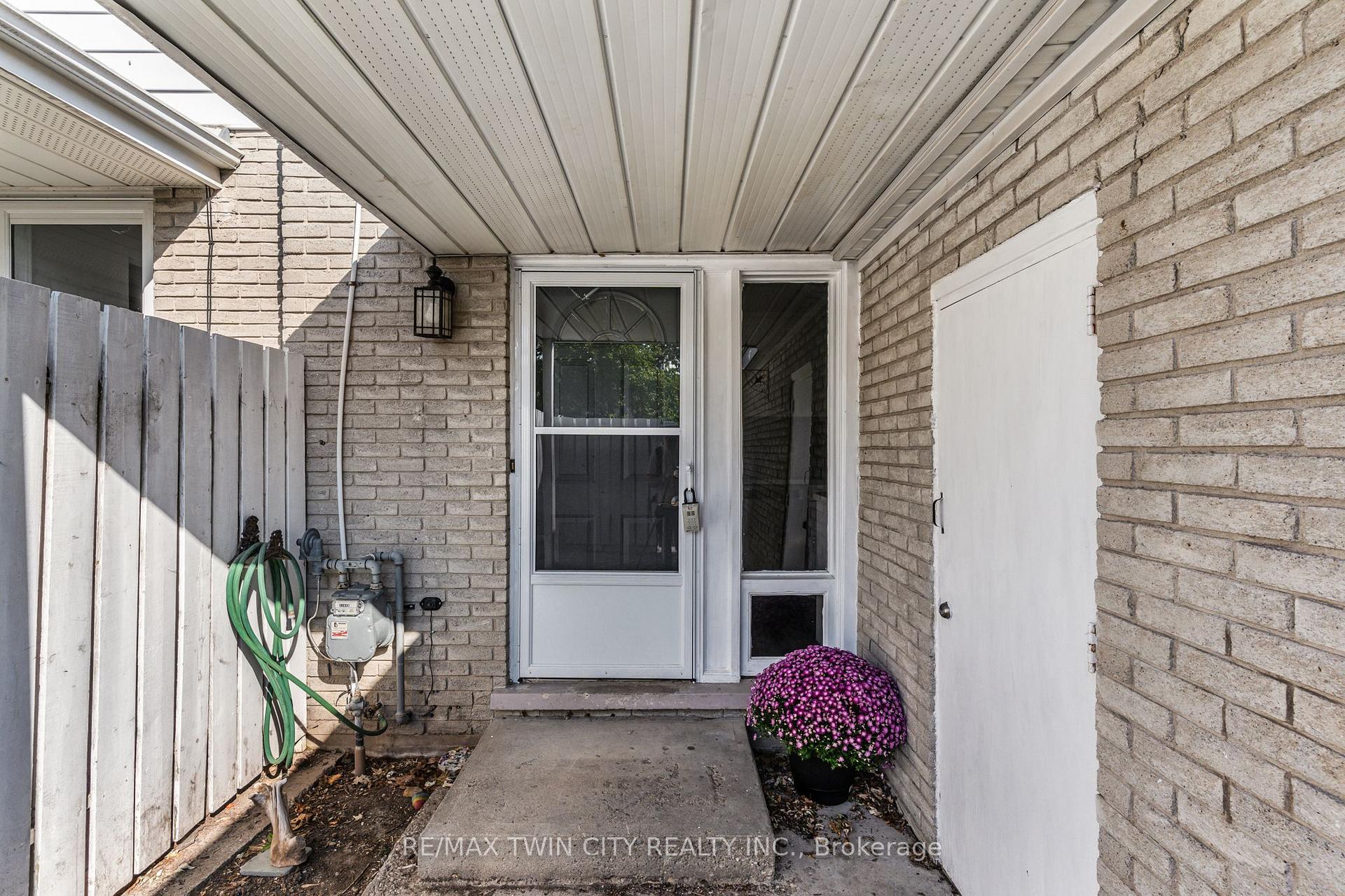 Photo 3 of 104 Ralgreen Crescent, Kitchener, Victoria Hills — HOMEH