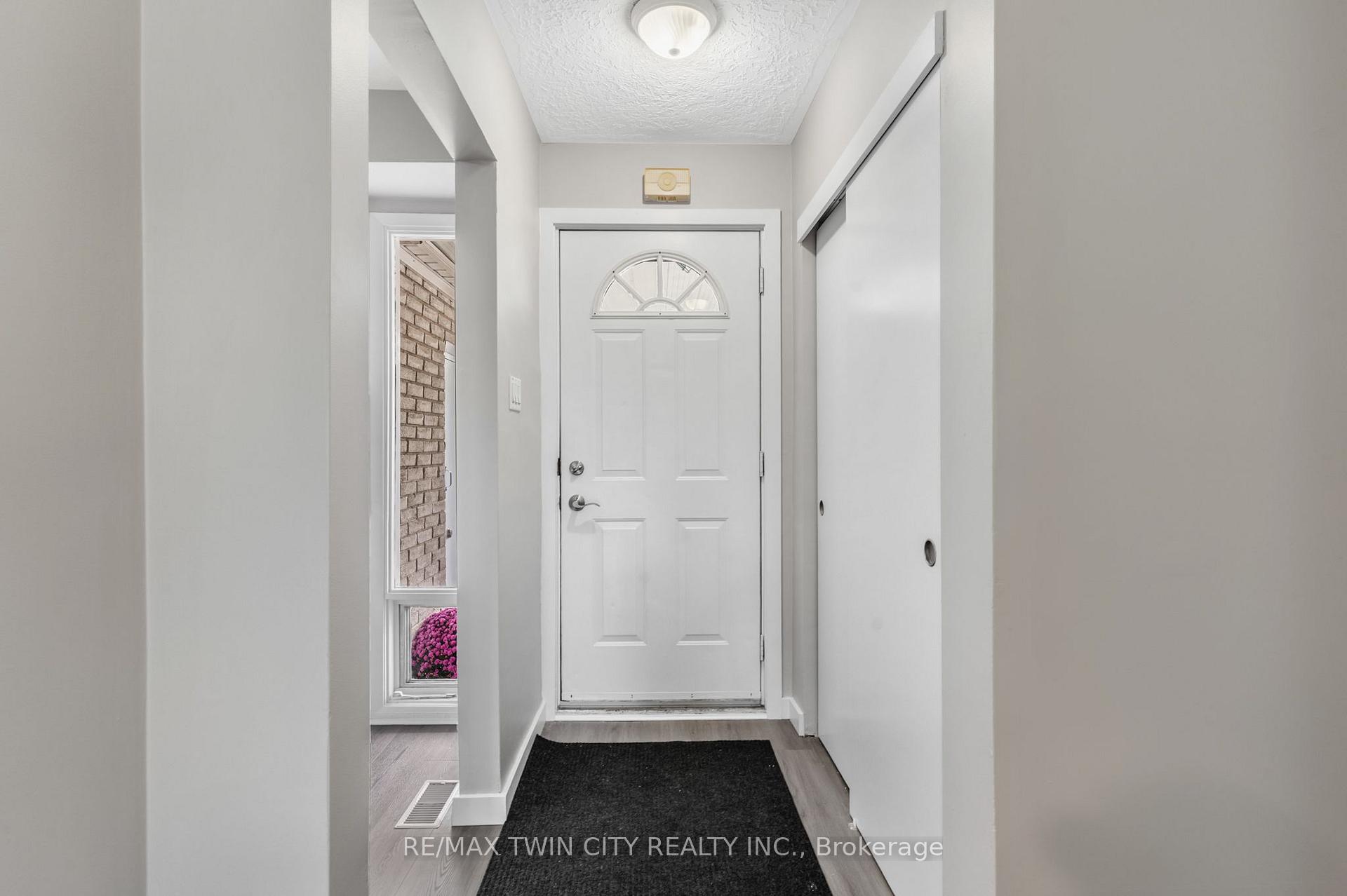 Photo 4 of 104 Ralgreen Crescent, Kitchener, Victoria Hills — HOMEH