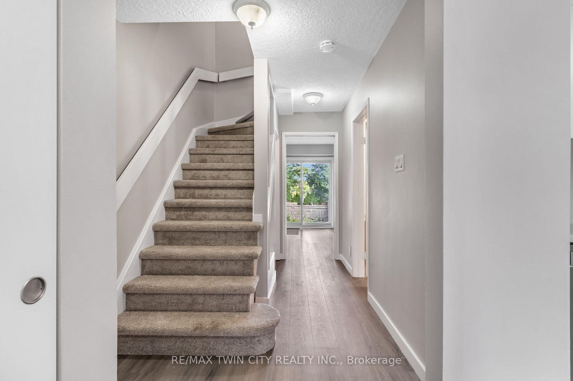 Photo 5 of 104 Ralgreen Crescent, Kitchener, Victoria Hills — HOMEH