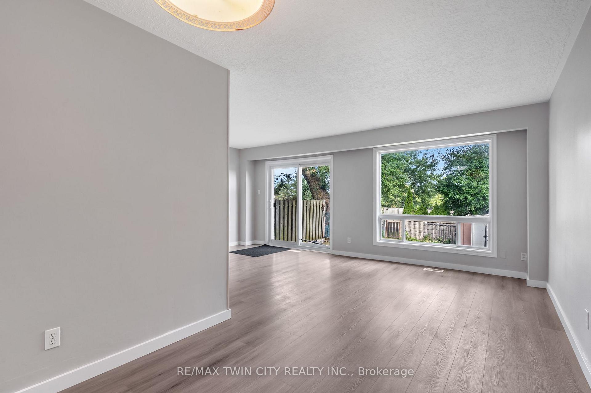Photo 10 of 104 Ralgreen Crescent, Kitchener, Victoria Hills — HOMEH