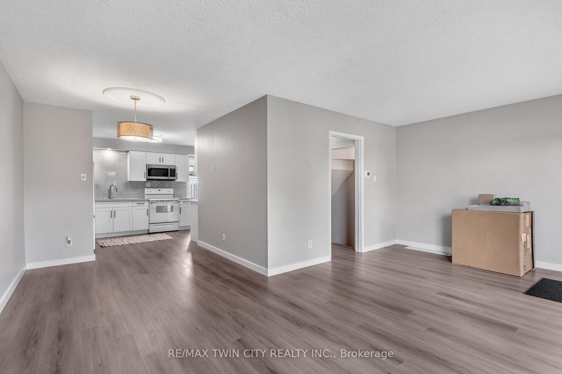 Photo 11 of 104 Ralgreen Crescent, Kitchener, Victoria Hills — HOMEH
