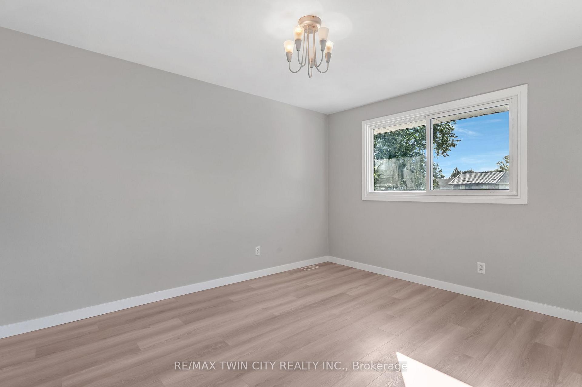 Photo 16 of 104 Ralgreen Crescent, Kitchener, Victoria Hills — HOMEH