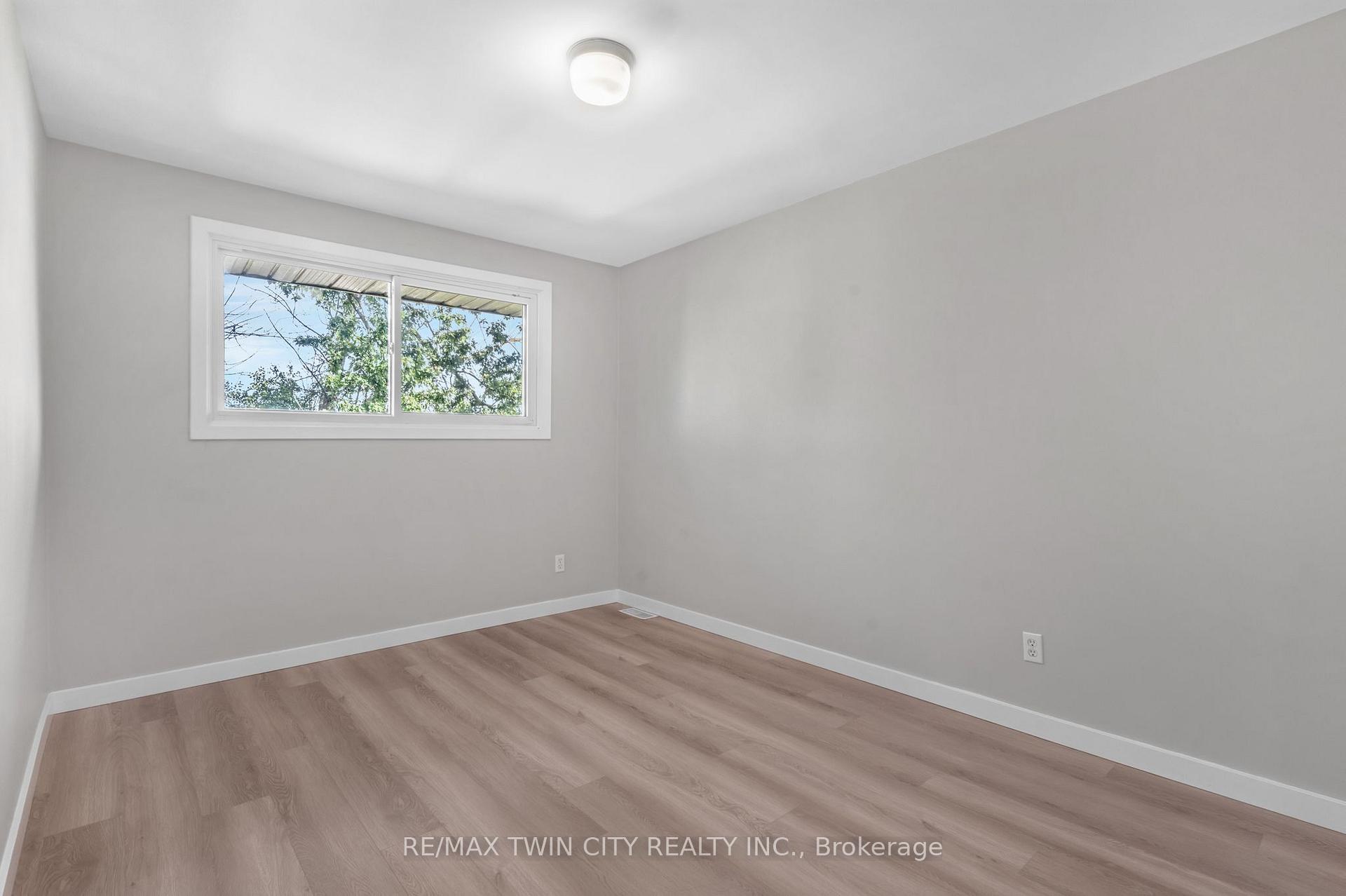 Photo 22 of 104 Ralgreen Crescent, Kitchener, Victoria Hills — HOMEH