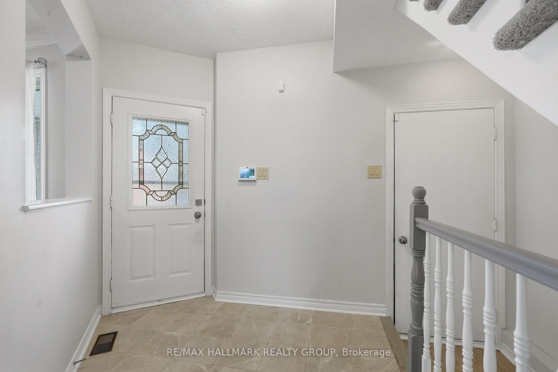 Photo 3 of 30 Rowe Drive, Ottawa, Kanata - Katimavik — HOMEH