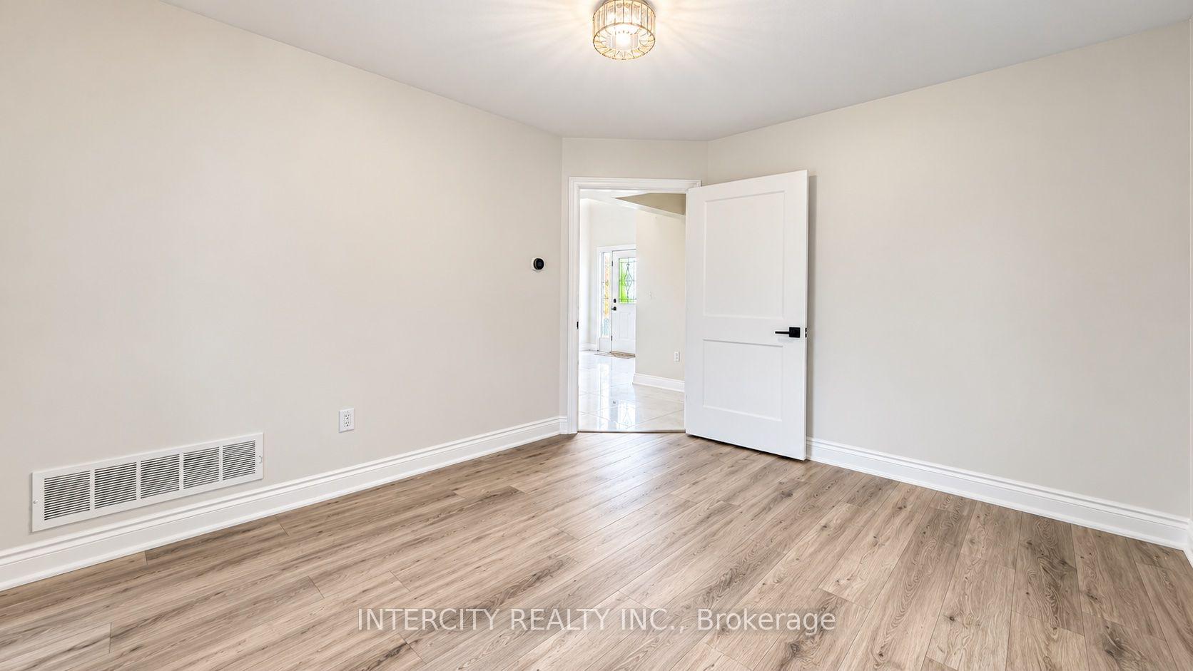 Photo 12 of 159 Moffatt Avenue, Brampton, Fletcher's West — HOMEH