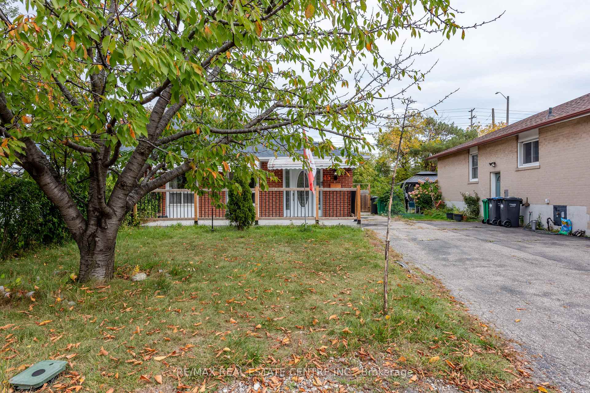 Photo 2 of 45 Autumn Boulevard, Brampton, Avondale — HOMEH