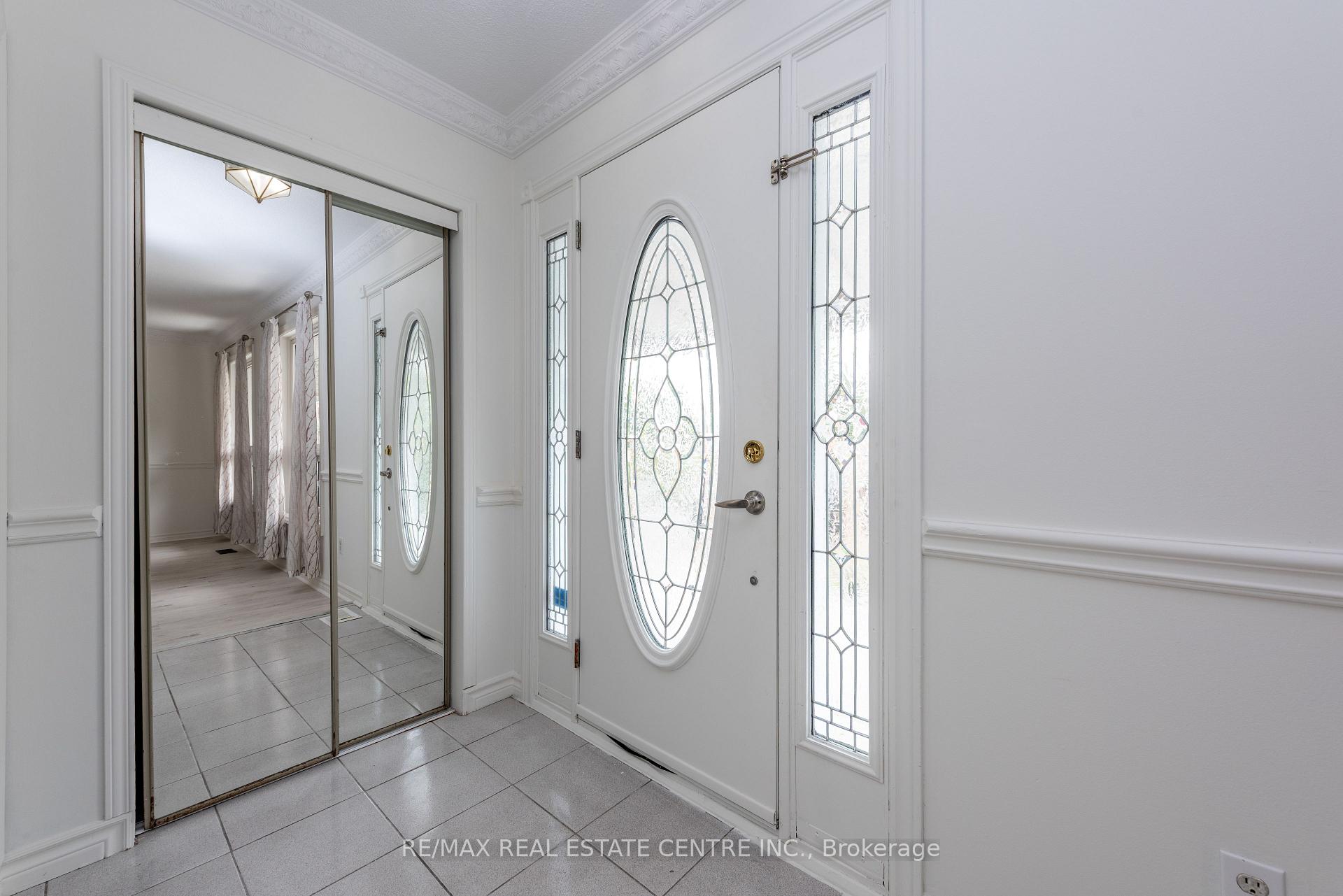 Photo 3 of 45 Autumn Boulevard, Brampton, Avondale — HOMEH