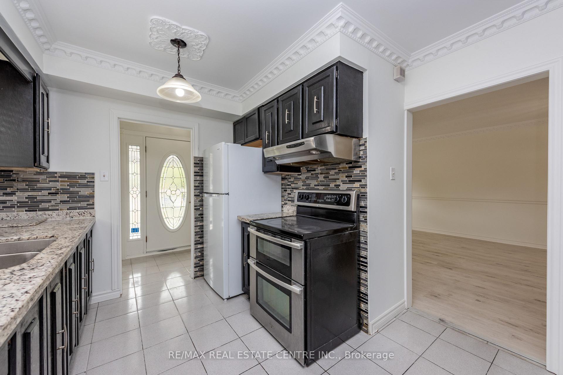 Photo 4 of 45 Autumn Boulevard, Brampton, Avondale — HOMEH