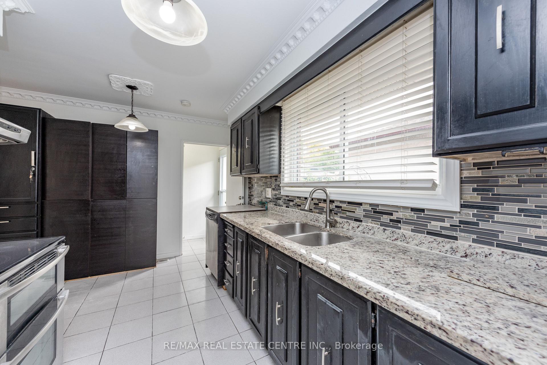 Photo 6 of 45 Autumn Boulevard, Brampton, Avondale — HOMEH