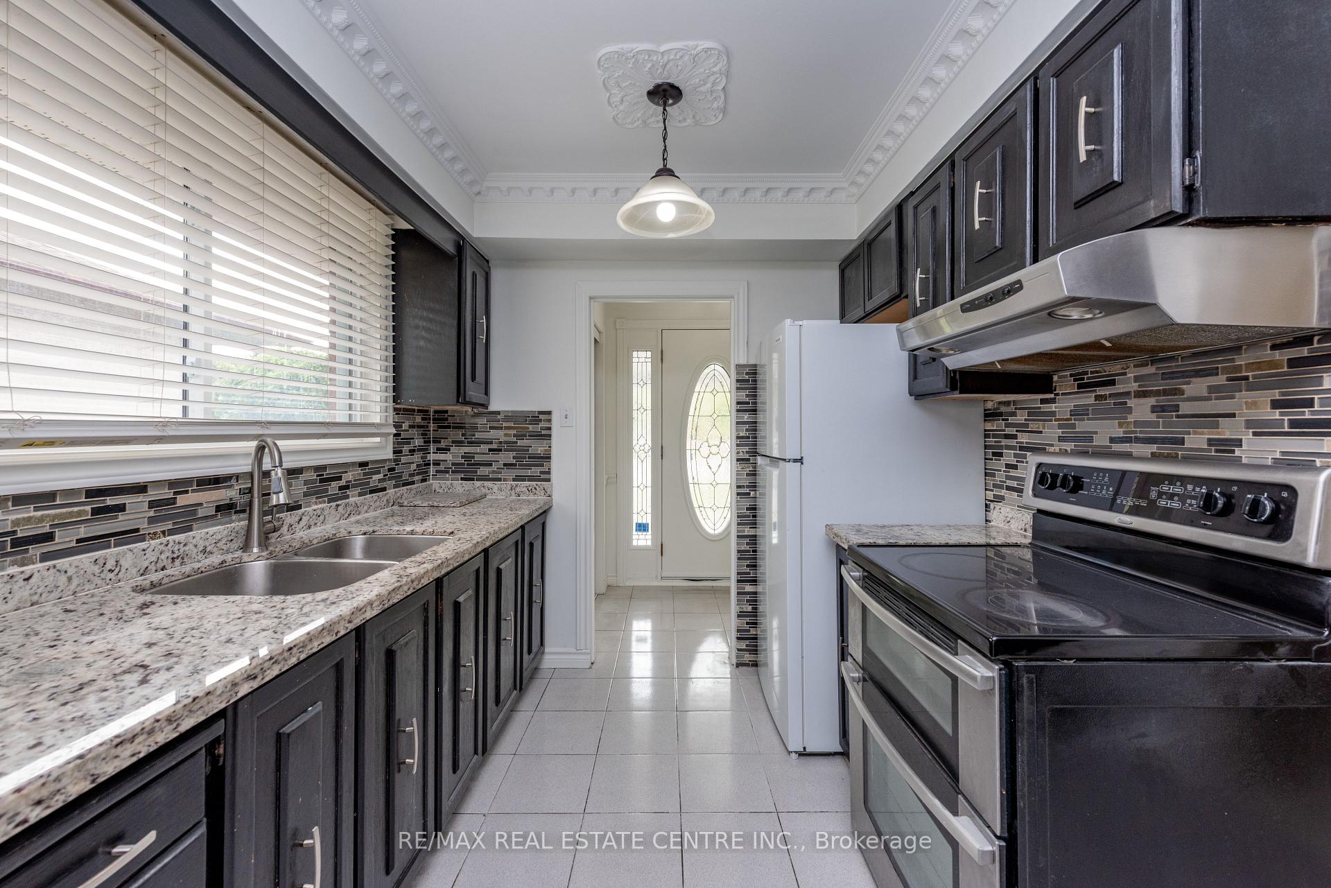 Photo 7 of 45 Autumn Boulevard, Brampton, Avondale — HOMEH