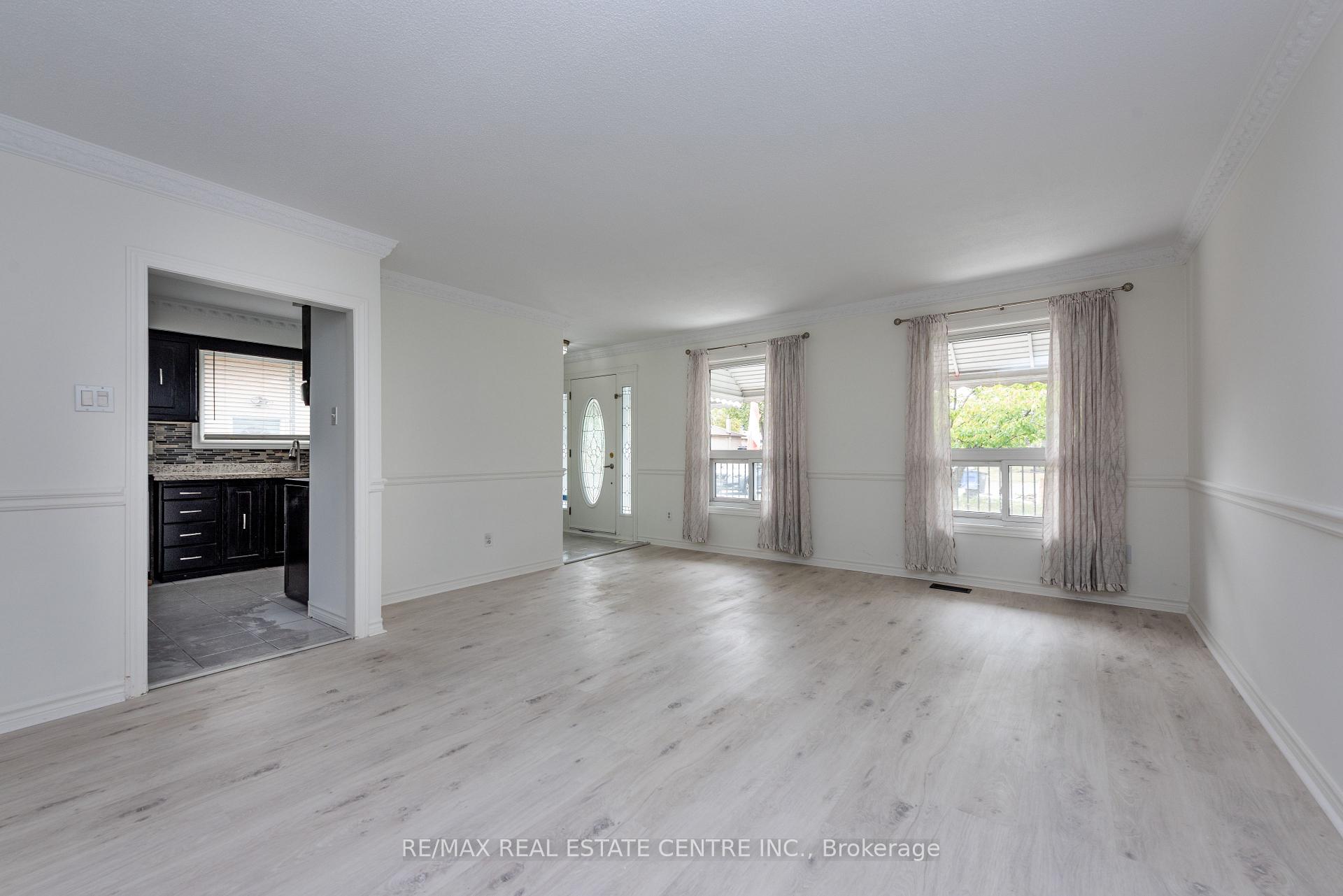 Photo 8 of 45 Autumn Boulevard, Brampton, Avondale — HOMEH