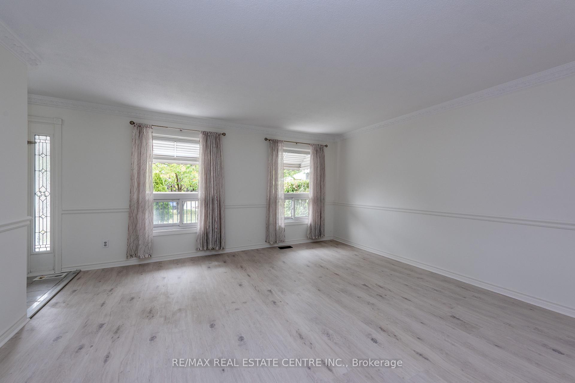 Photo 9 of 45 Autumn Boulevard, Brampton, Avondale — HOMEH