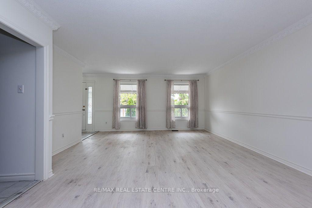 Photo 10 of 45 Autumn Boulevard, Brampton, Avondale — HOMEH