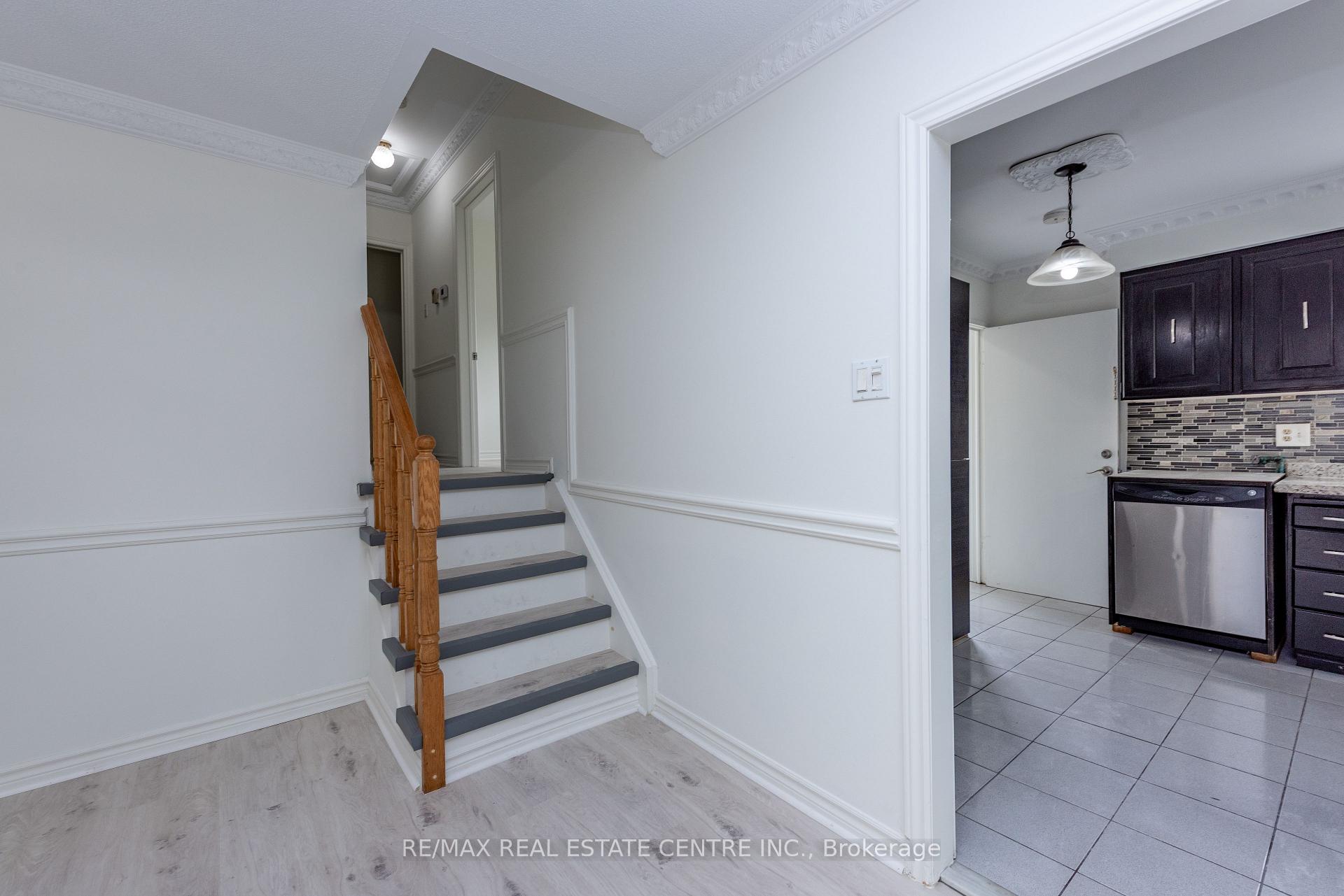 Photo 11 of 45 Autumn Boulevard, Brampton, Avondale — HOMEH