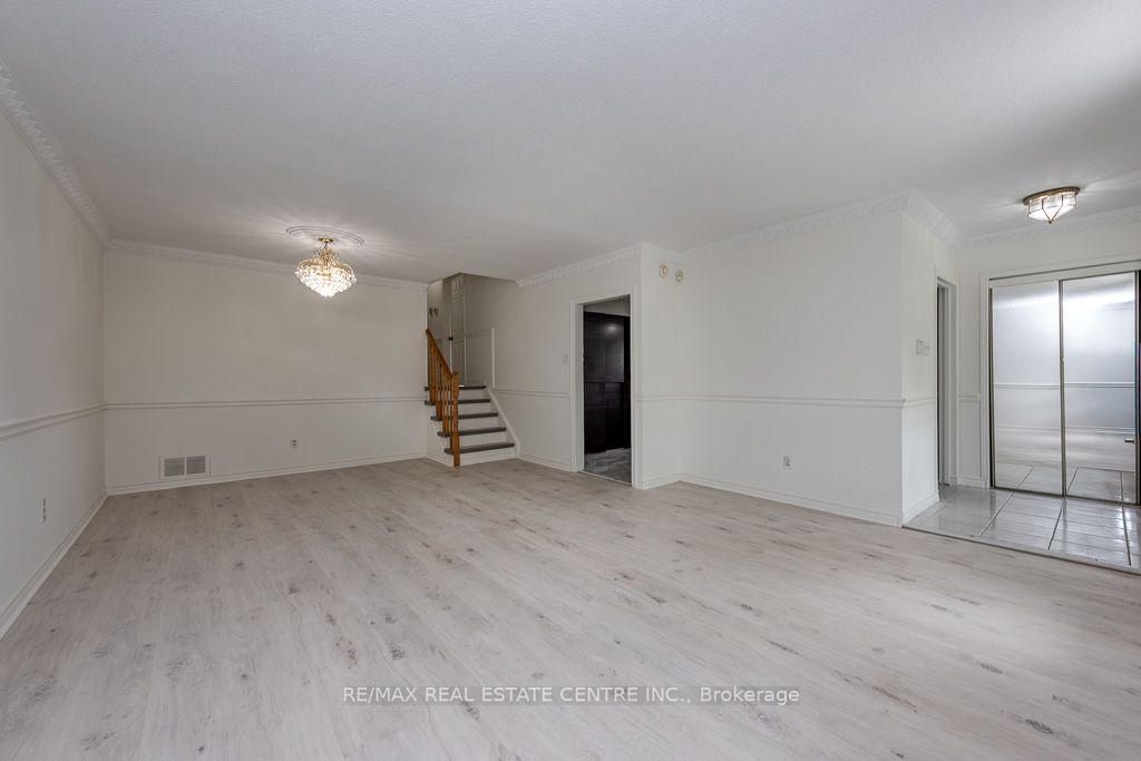 Photo 13 of 45 Autumn Boulevard, Brampton, Avondale — HOMEH