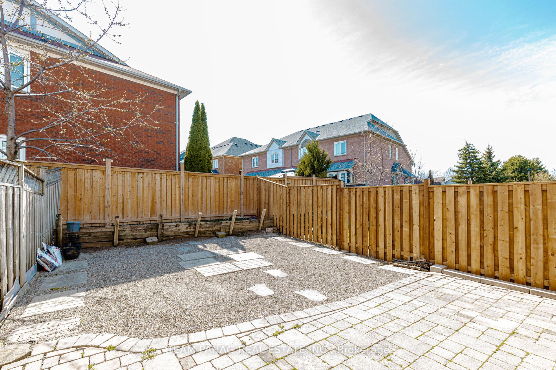 Photo 26 of 25 Ural Circle, Brampton, Sandringham-Wellington — HOMEH