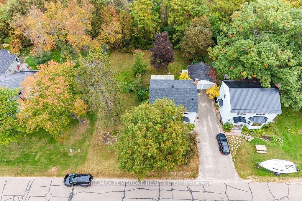 Photo 3 of 10 Laurier Avenue, Deep River, Deep River — HOMEH