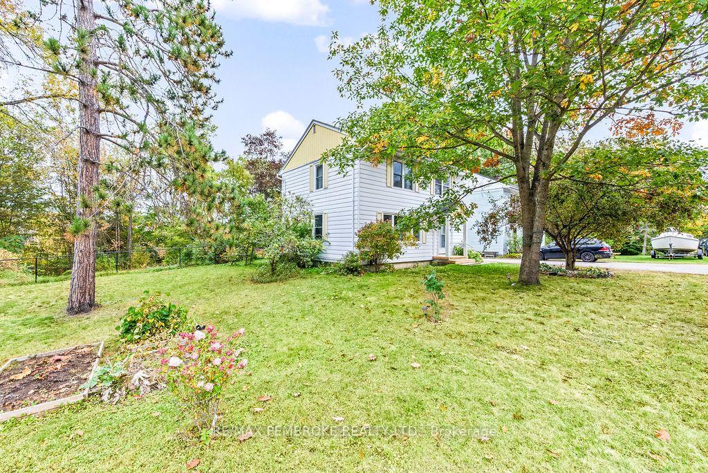 Photo 4 of 10 Laurier Avenue, Deep River, Deep River — HOMEH