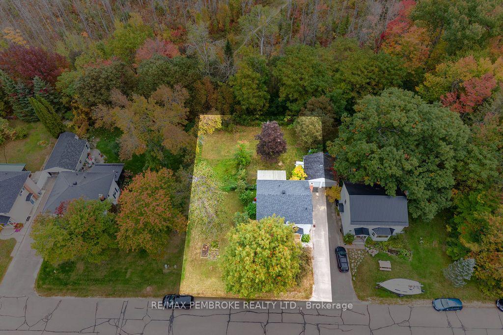 Photo 5 of 10 Laurier Avenue, Deep River, Deep River — HOMEH