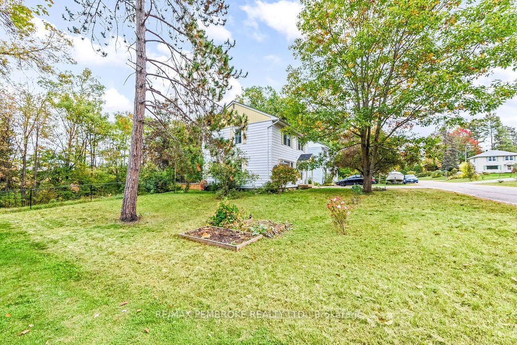 Photo 6 of 10 Laurier Avenue, Deep River, Deep River — HOMEH