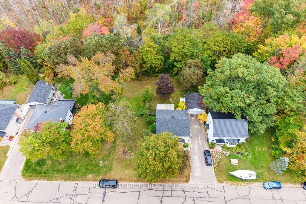 Photo 7 of 10 Laurier Avenue, Deep River, Deep River — HOMEH