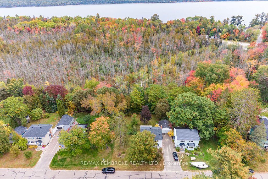 Photo 8 of 10 Laurier Avenue, Deep River, Deep River — HOMEH