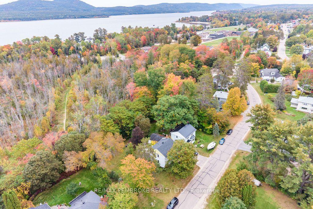 Photo 11 of 10 Laurier Avenue, Deep River, Deep River — HOMEH