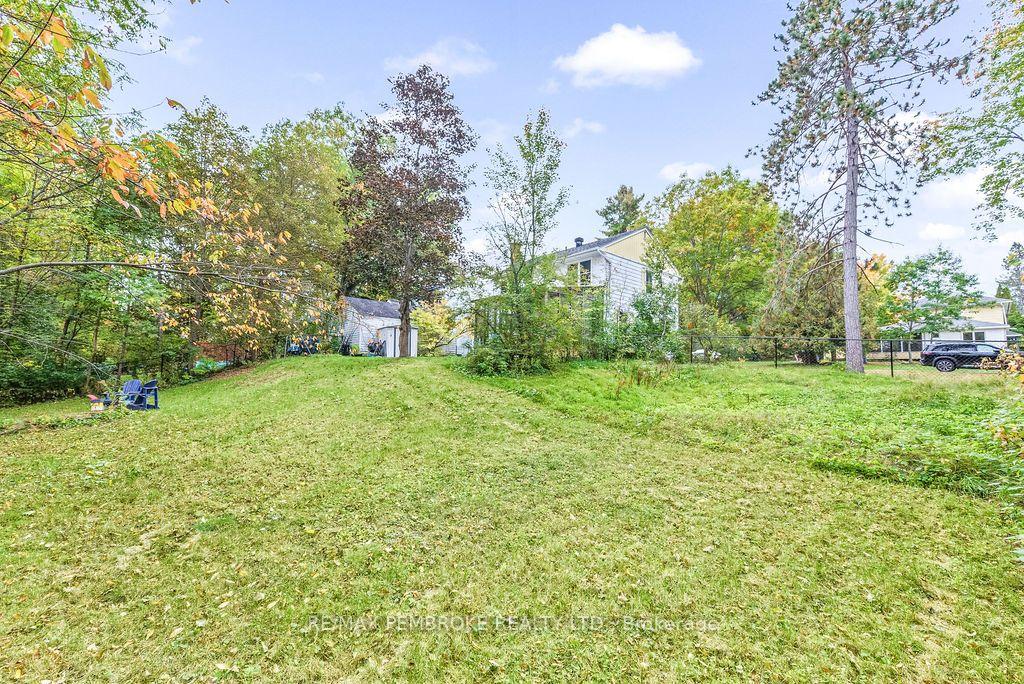 Photo 14 of 10 Laurier Avenue, Deep River, Deep River — HOMEH