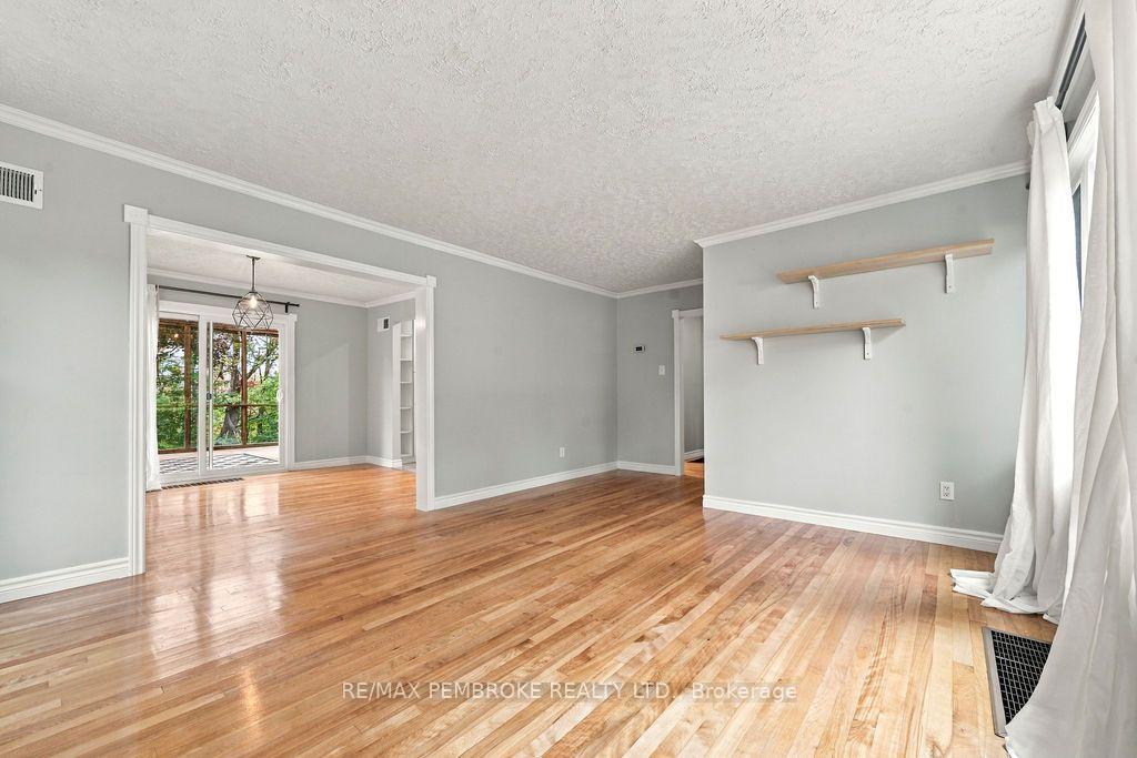 Photo 20 of 10 Laurier Avenue, Deep River, Deep River — HOMEH