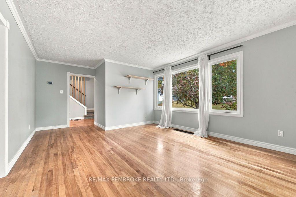 Photo 23 of 10 Laurier Avenue, Deep River, Deep River — HOMEH