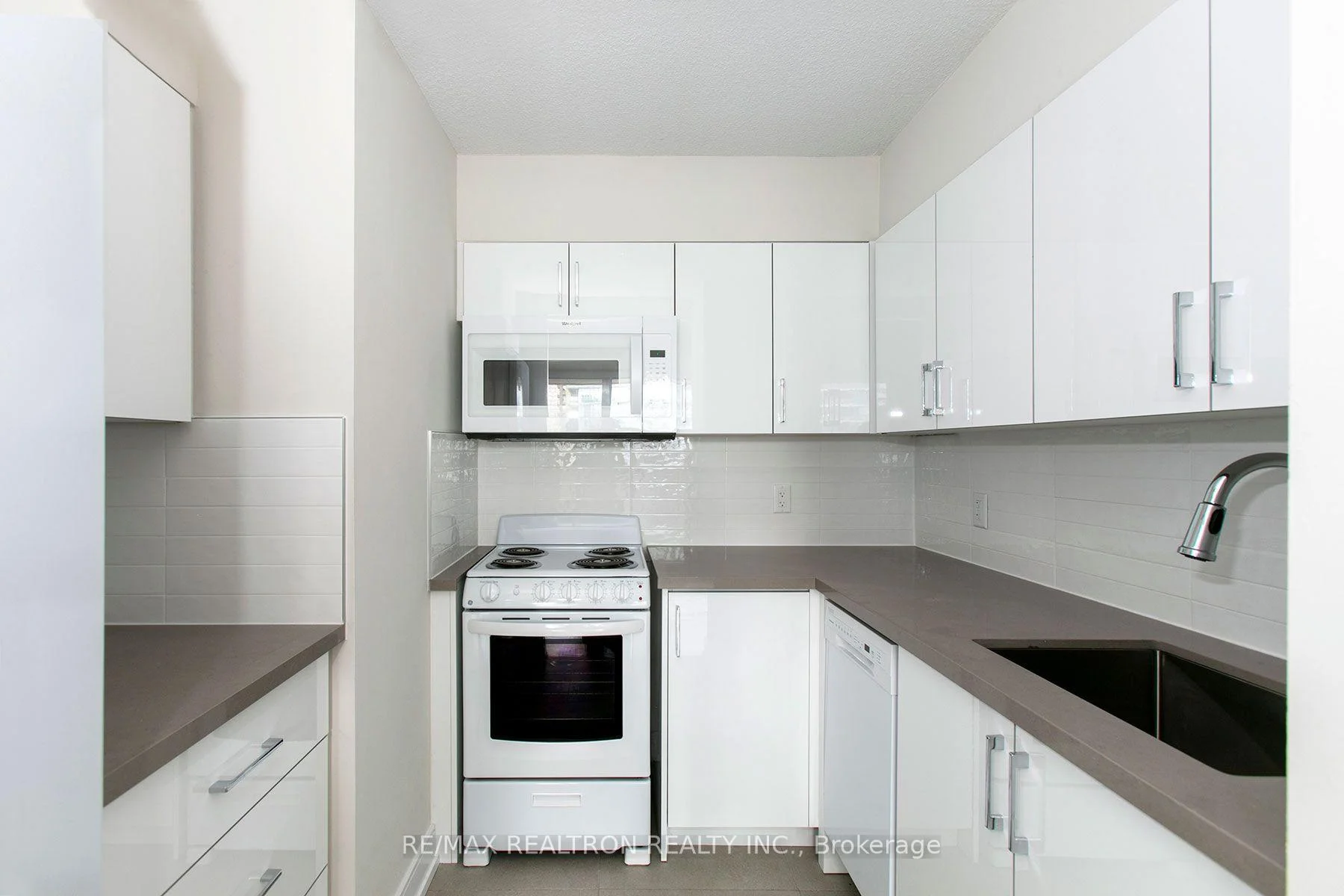 Photo 8 of Unit 1811, 33 Isabella Street, Toronto, Church-Yonge Corridor — HOMEH