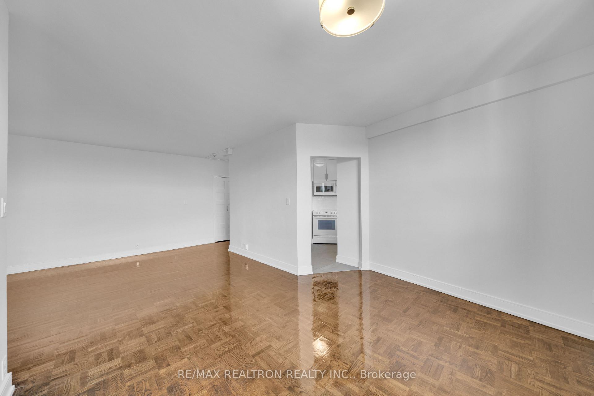 Photo 5 of Unit 1002, 9 Deer Park Crescent, Toronto, Yonge-St. Clair — HOMEH