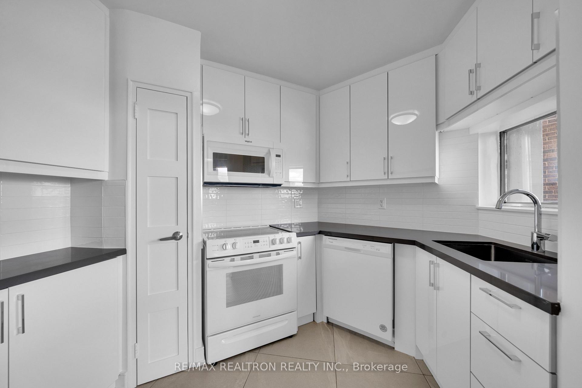 Photo 7 of Unit 1002, 9 Deer Park Crescent, Toronto, Yonge-St. Clair — HOMEH