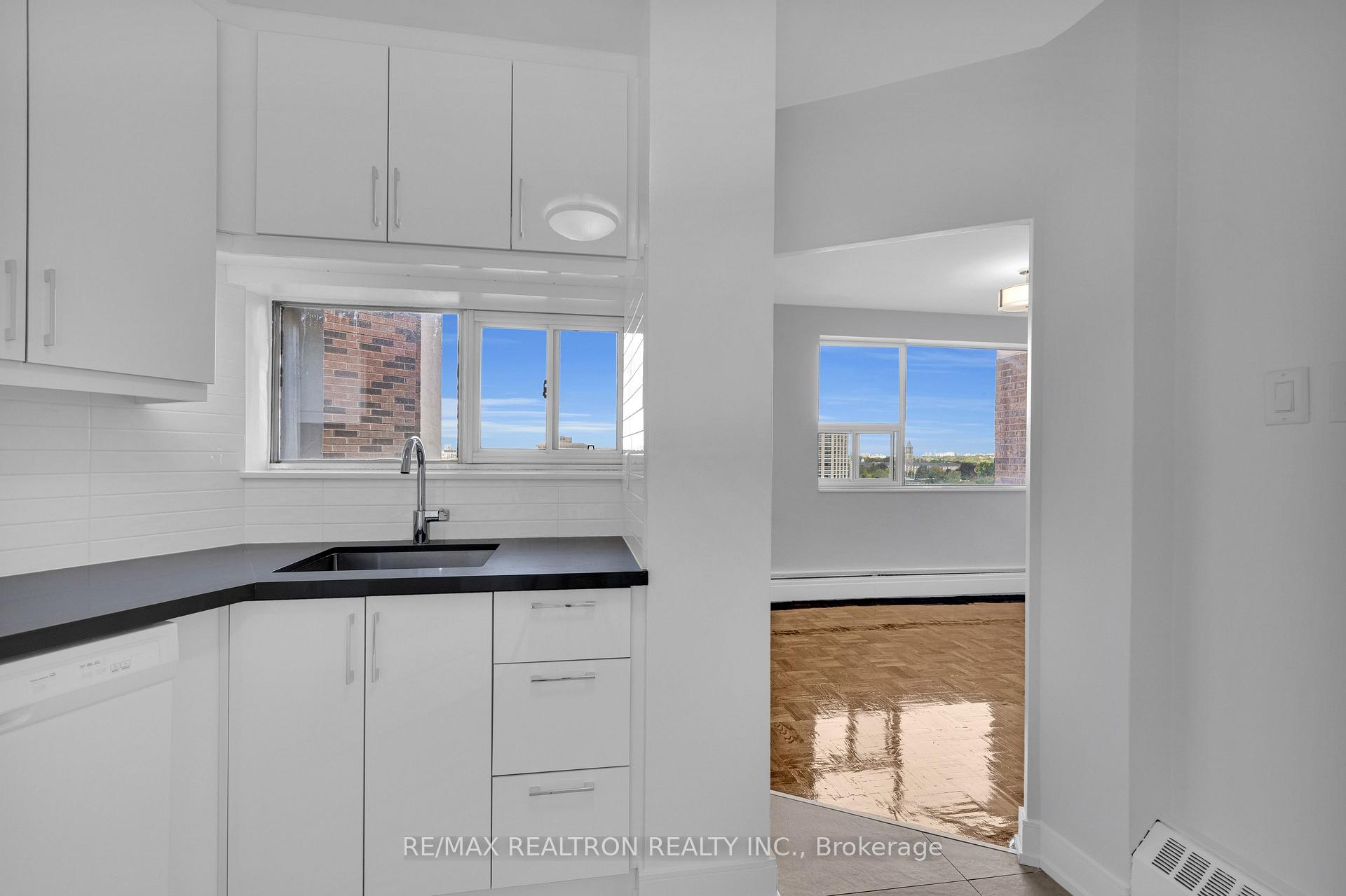 Photo 10 of Unit 1002, 9 Deer Park Crescent, Toronto, Yonge-St. Clair — HOMEH