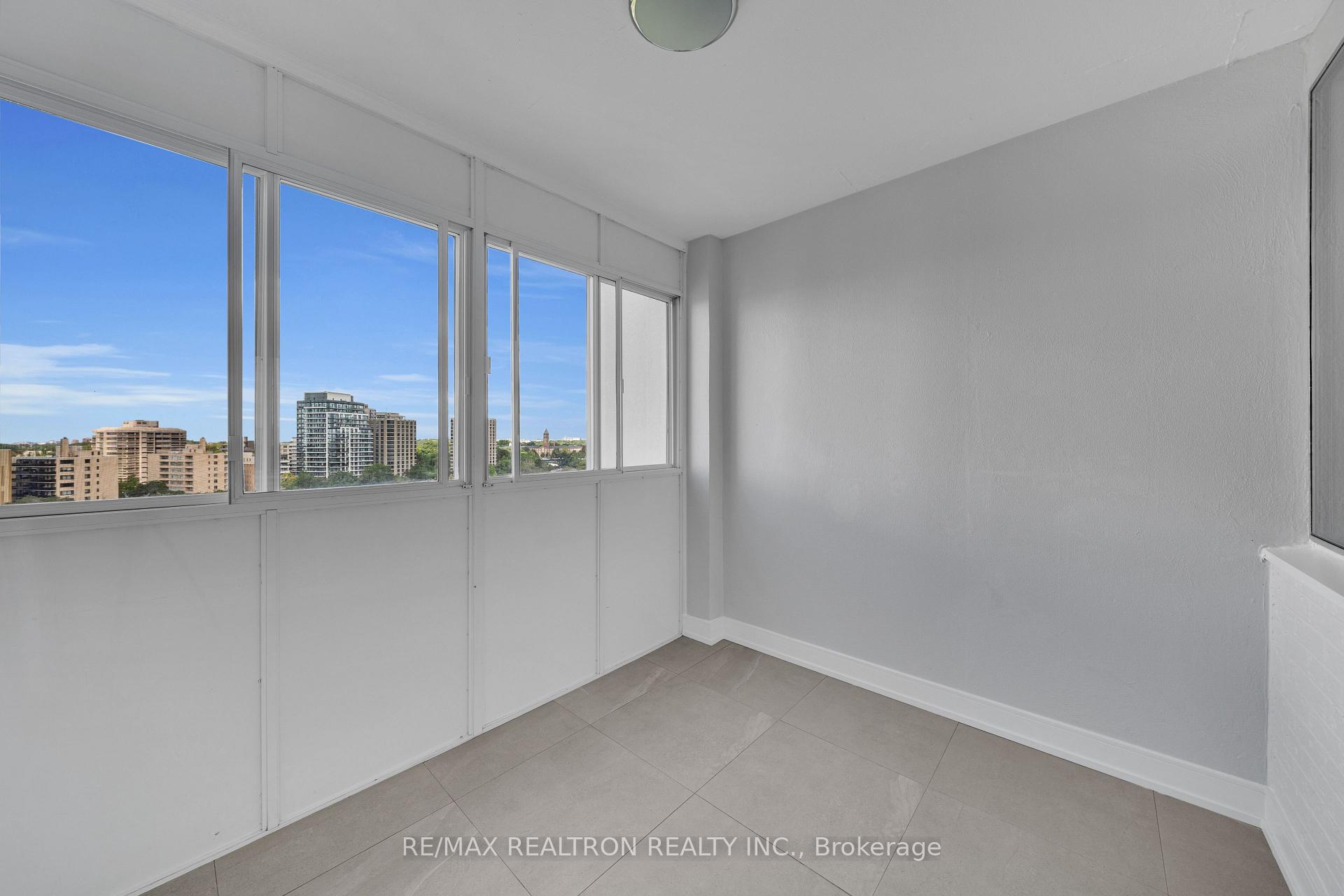 Photo 11 of Unit 1002, 9 Deer Park Crescent, Toronto, Yonge-St. Clair — HOMEH