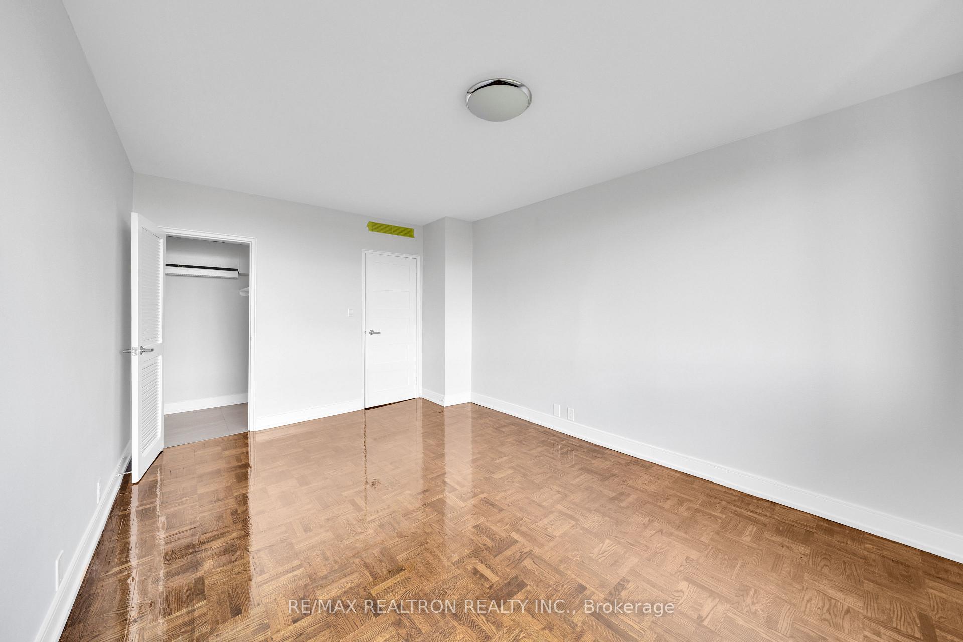 Photo 13 of Unit 1002, 9 Deer Park Crescent, Toronto, Yonge-St. Clair — HOMEH