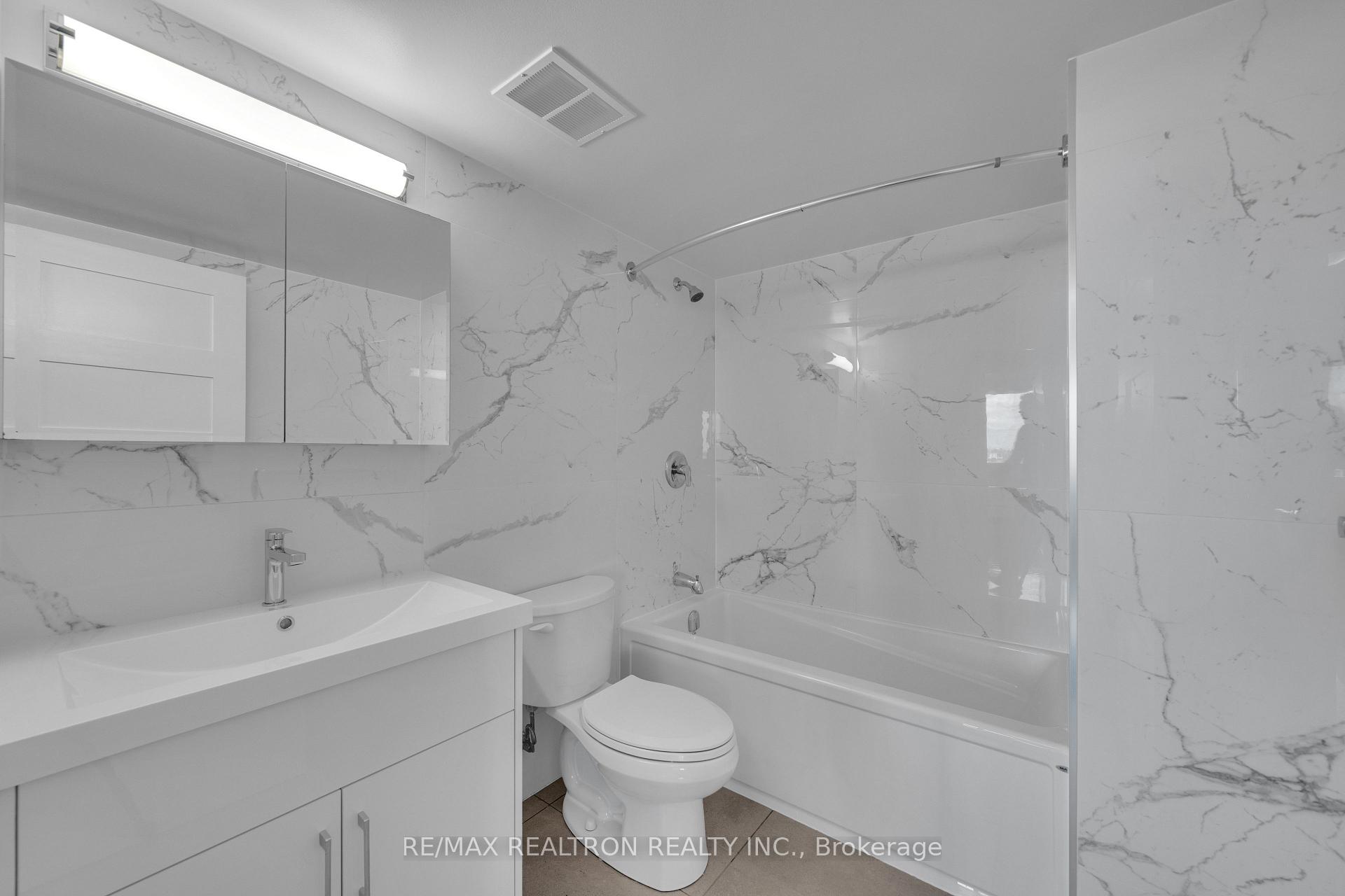 Photo 14 of Unit 1002, 9 Deer Park Crescent, Toronto, Yonge-St. Clair — HOMEH