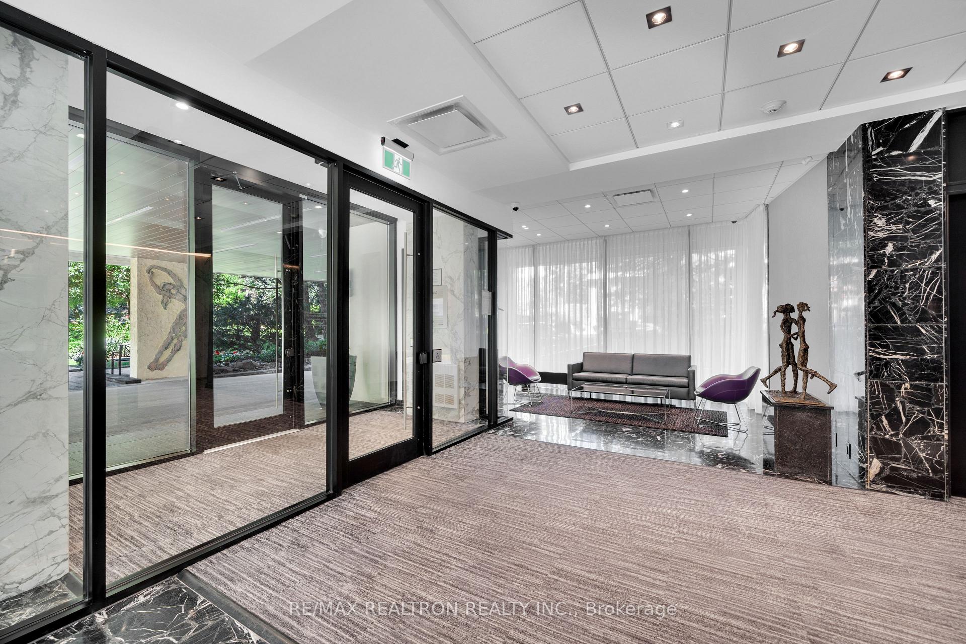 Photo 16 of Unit 1002, 9 Deer Park Crescent, Toronto, Yonge-St. Clair — HOMEH