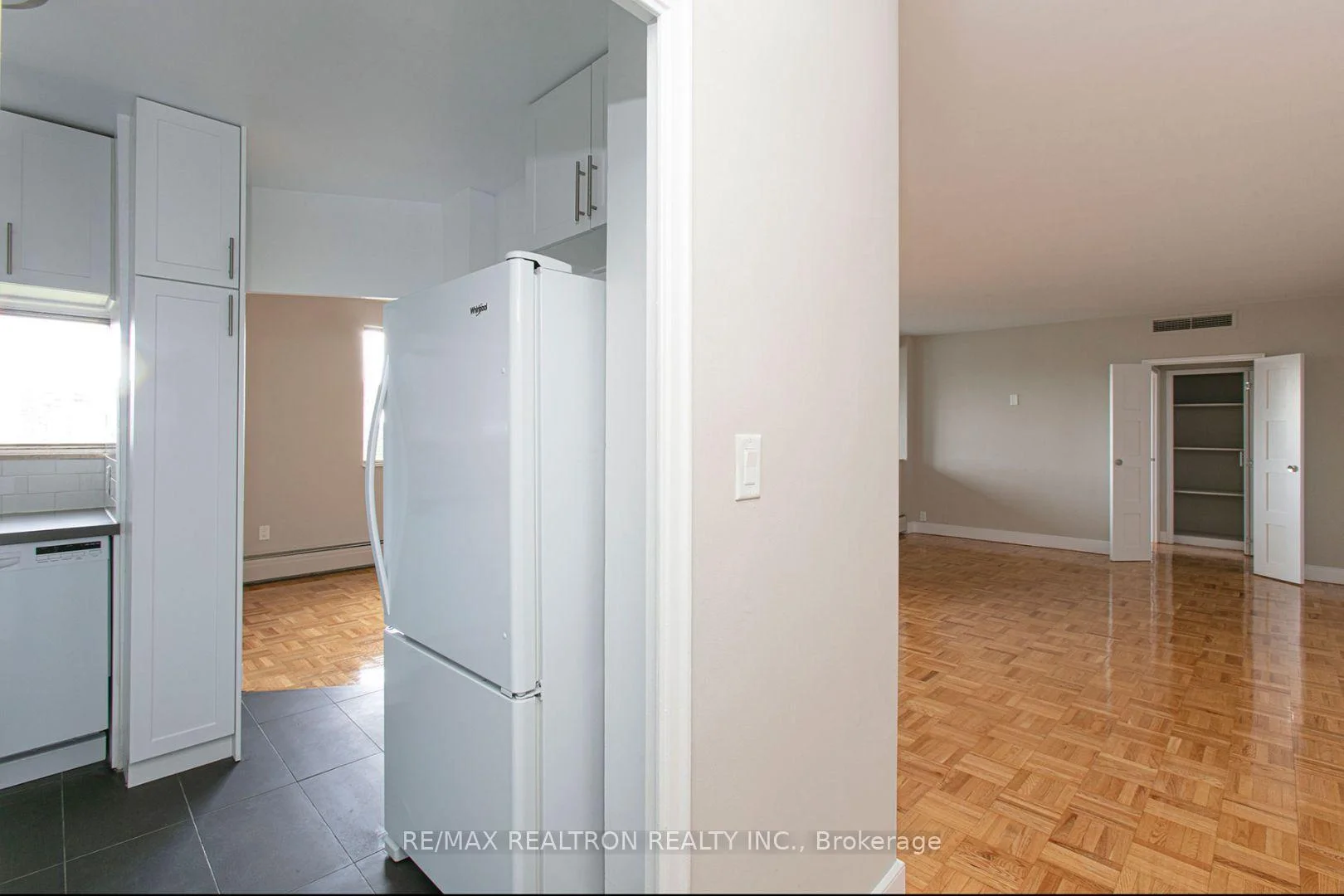 Photo 6 of Unit 1002, 9 Deer Park Crescent, Toronto, Yonge-St. Clair — HOMEH