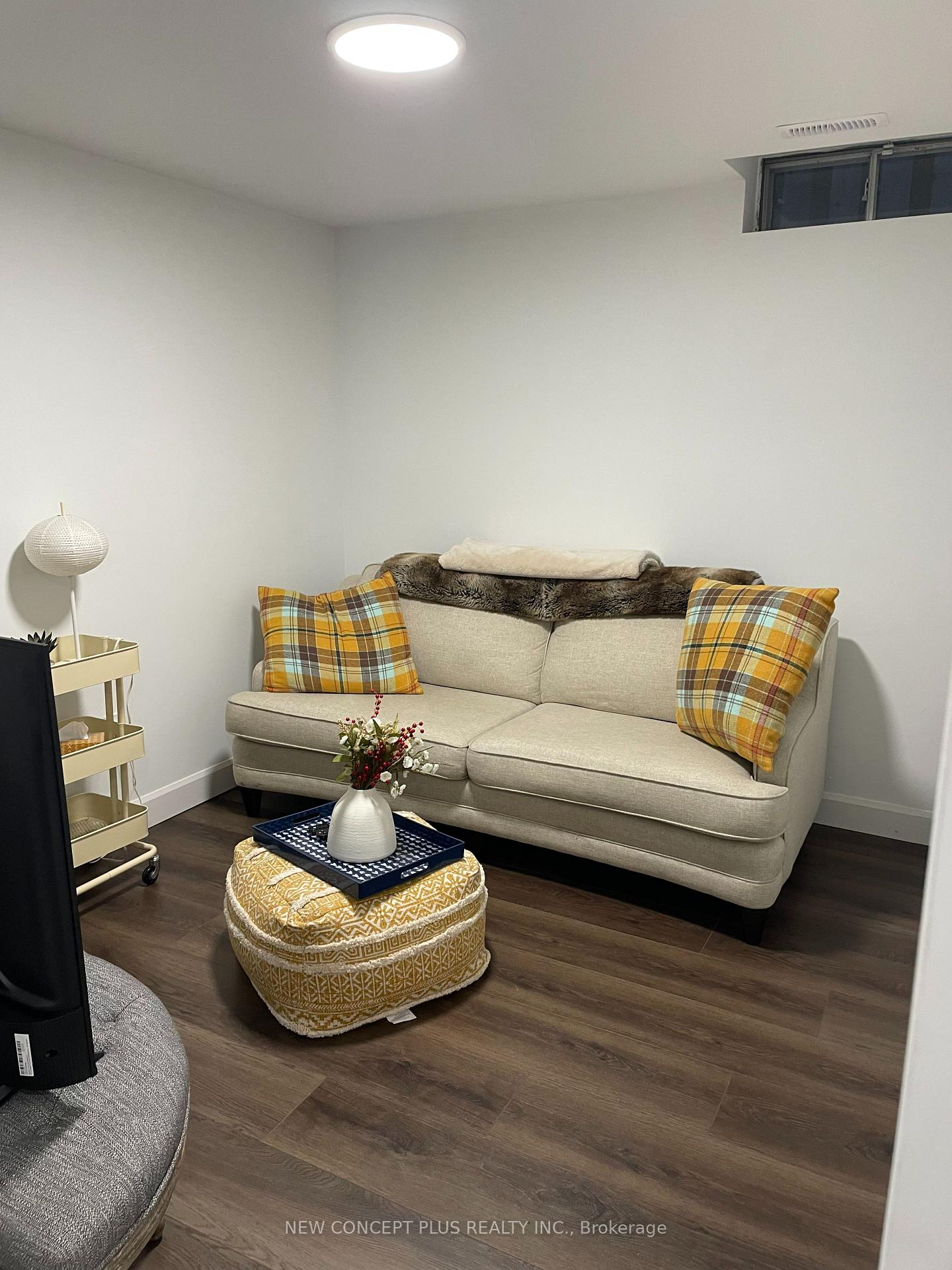 Photo 3 of Unit Basement, 41 Royaledge Way, Hamilton, Waterdown — HOMEH