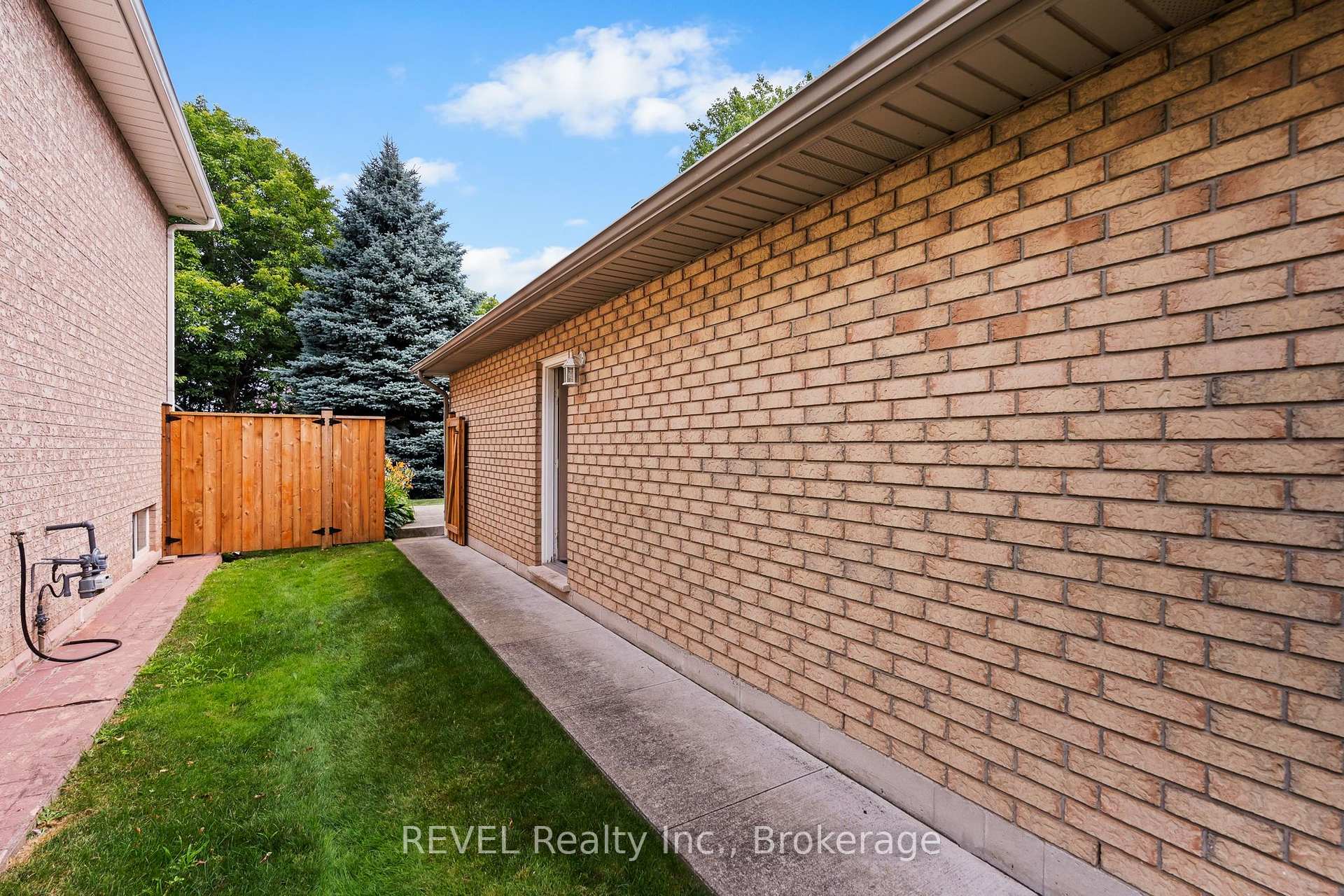 Photo 3 of 98 Debora Drive, Grimsby, Grimsby East — HOMEH