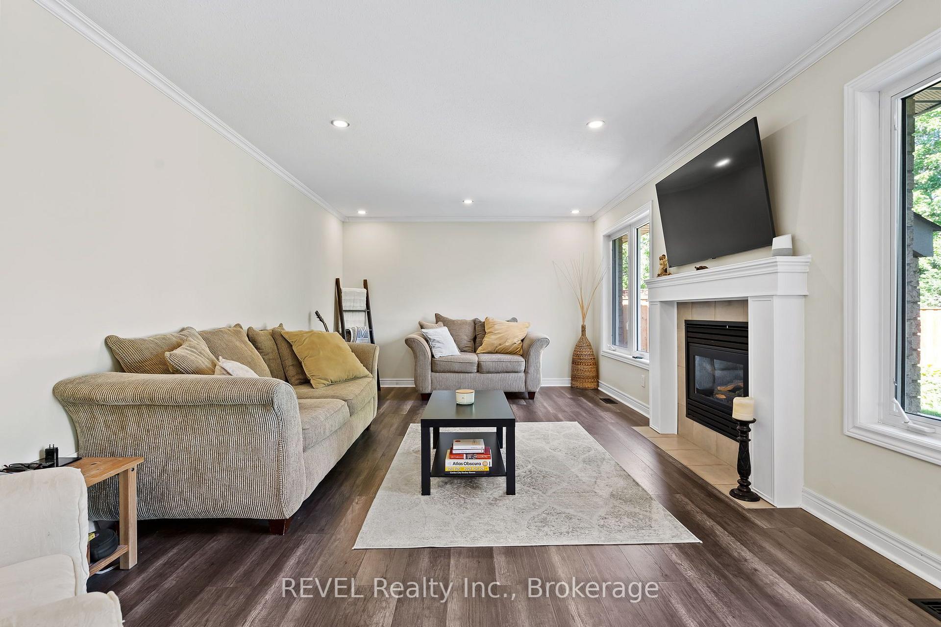 Photo 17 of 98 Debora Drive, Grimsby, Grimsby East — HOMEH