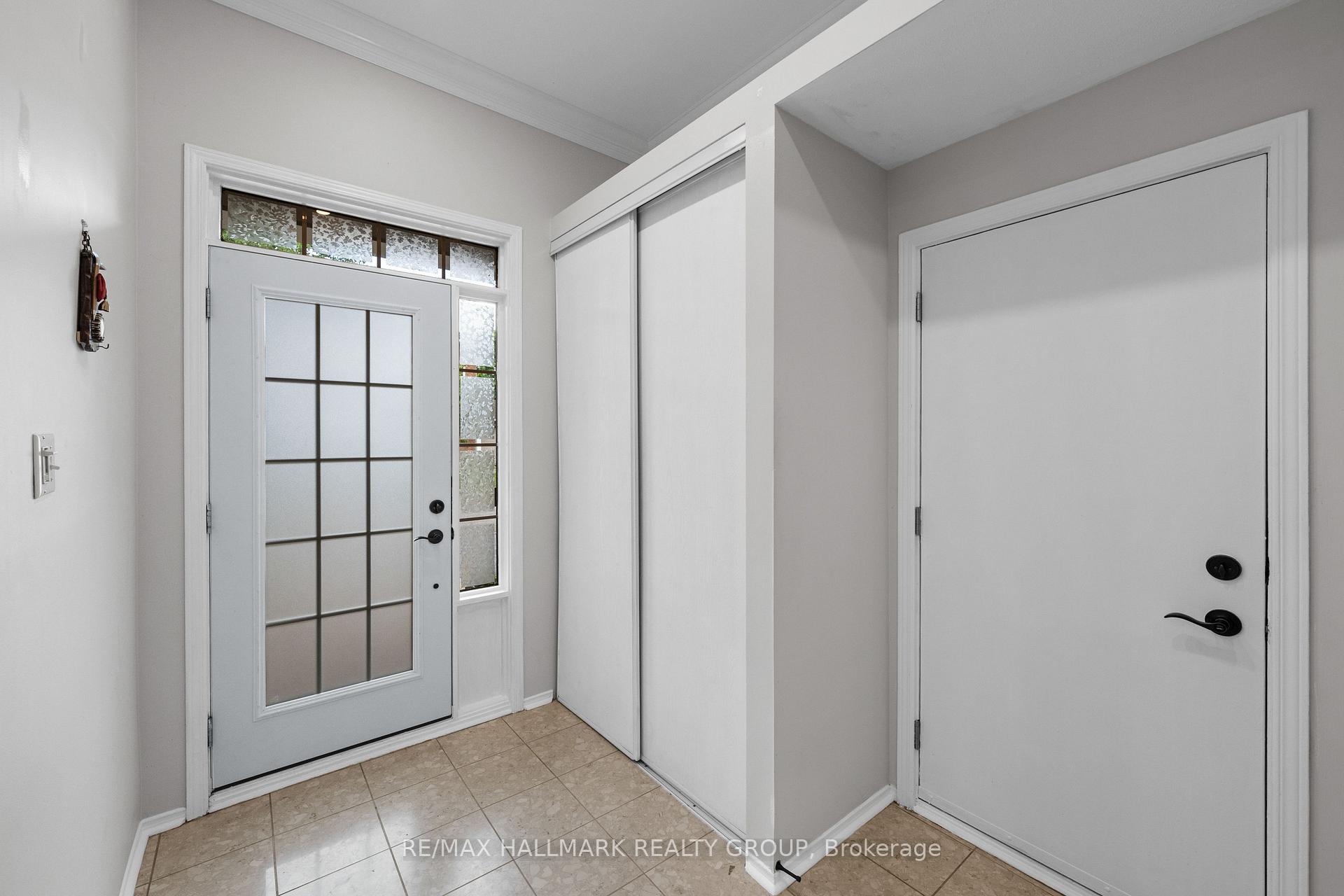 Photo 5 of 2104 Sandy Oaks Drive, Ottawa, Chapel Hill South - Orleans Village — HOMEH