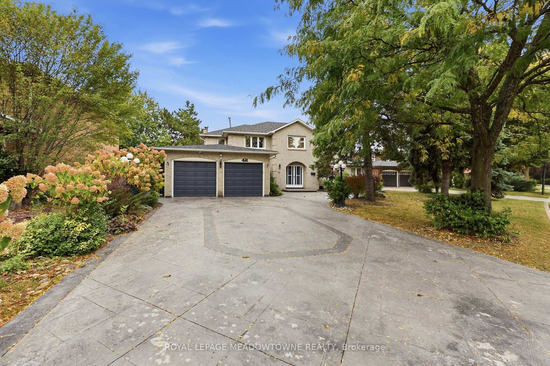 Photo 3 of 42 Dawnridge Trail, Brampton, Heart Lake West — HOMEH