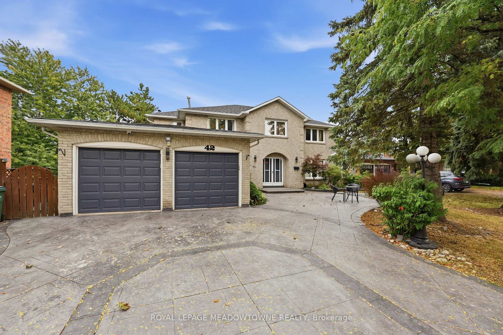 Photo 4 of 42 Dawnridge Trail, Brampton, Heart Lake West — HOMEH