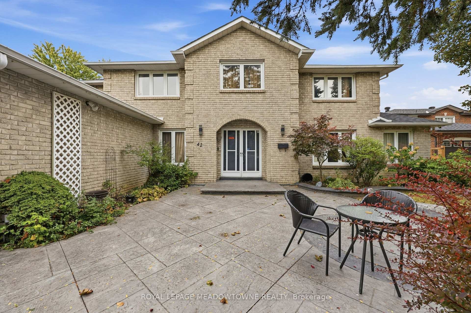 Photo 5 of 42 Dawnridge Trail, Brampton, Heart Lake West — HOMEH