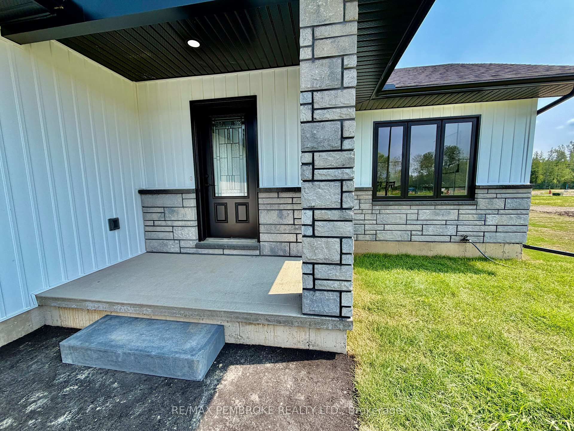 Photo 2 of 19 Eddy Crescent, Pembroke, Pembroke — HOMEH
