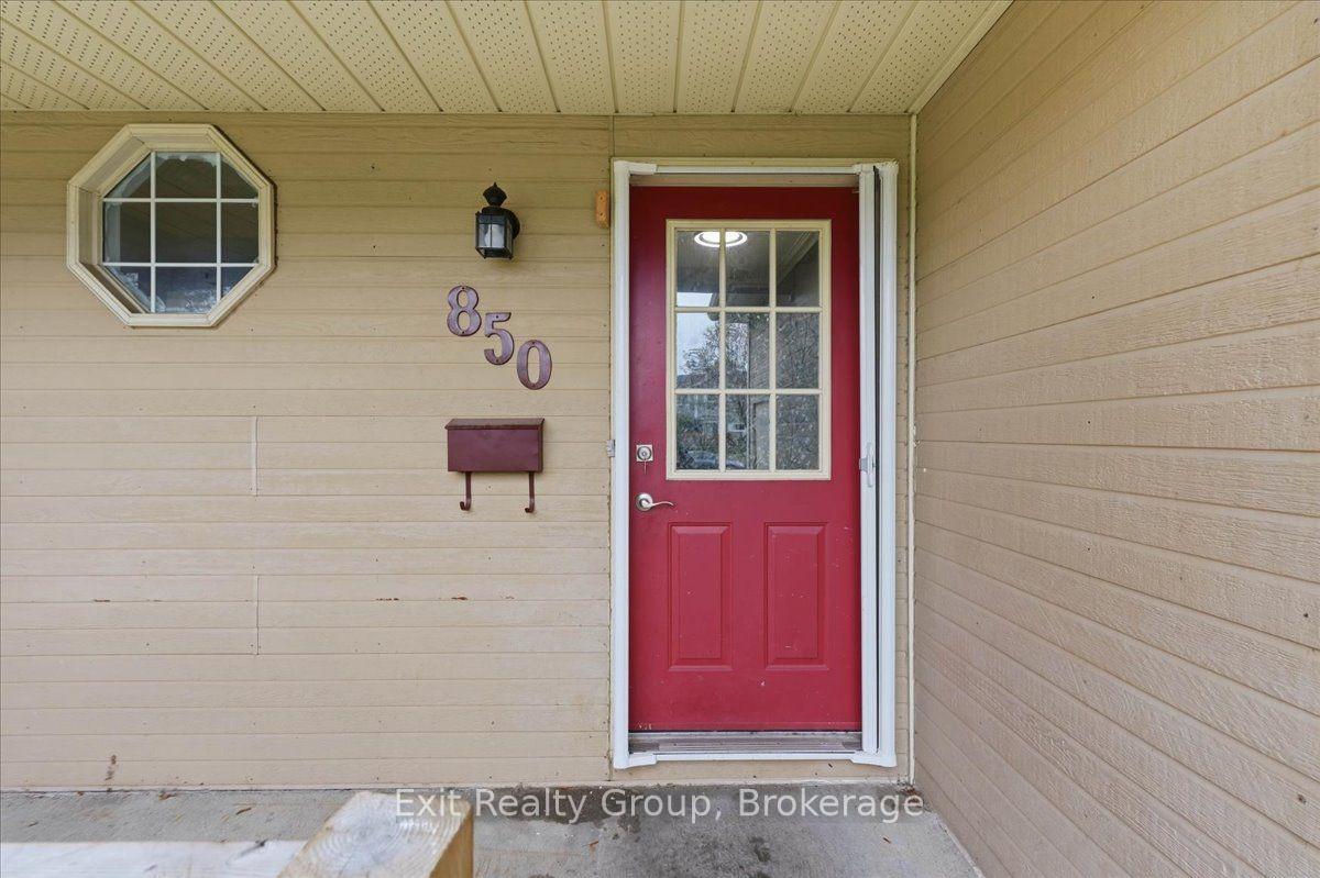 Photo 2 of 850 Littlestone Crescent, Kingston, East Gardiners Rd — HOMEH